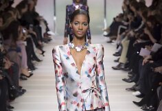 &bdquo;Giorgio Armani Priv&eacute;&ldquo; 2018 m. pavasario ir vasaros auk&scaron;tosios mados kolekcijos modelis