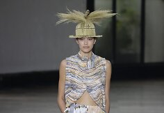 &bdquo;Issey Miyake&ldquo; 2019 m. pavasario ir vasaros kolekcijos modelis