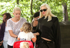 Gwen Stefani su sūnumis ir jų aukle