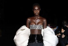&bdquo;Schiaparelli&ldquo; 2019&ndash;2020 m. rudens ir žiemos auk&scaron;tosios mados kolekcijos modelis