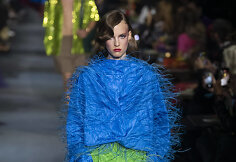 &bdquo;Valentino&ldquo; 2022 m. pavasario ir vasaros kolekcijos modelis