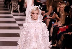 &bdquo;Christian Dior Haute Couture&ldquo; 2018 m. pavasario ir vasaros kolekcijos modelis