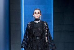 &bdquo;Elie Saab&ldquo; 2021&ndash;2022 m. rudens ir žiemos kolekcijos modelis