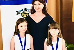 Kaja ir Klėja su mama Rūta