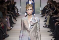 &bdquo;Giorgio Armani Priv&eacute;&ldquo; 2018 m. pavasario ir vasaros auk&scaron;tosios mados kolekcijos modelis