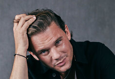 Jeremy Irvine'as