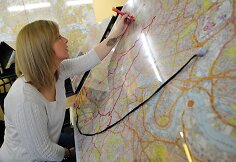 Studentė brėžia maršrutą Londono žemėlapyje