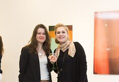 Karolina Tomkevičiūtė ir Daiva Jovai&scaron;ienė, kuri parodai paskolino Sigitos Maslauskaitės-Mažylienės kūrinį.