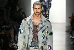 &bdquo;Jeremy Scott&ldquo; 2020 m. pavasario ir vasaros kolekcijos modelis