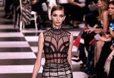 &bdquo;Christian Dior Haute Couture&ldquo; 2018 m. pavasario ir vasaros kolekcijos modelis
