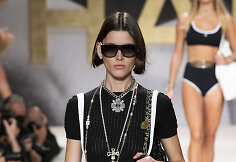 &bdquo;Chanel&ldquo; 2022 m. pavasario ir vasaros kolekcijos modelis