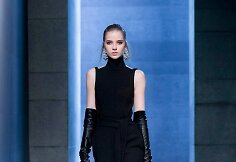&bdquo;Elie Saab&ldquo; 2021&ndash;2022 m. rudens ir žiemos kolekcijos modelis