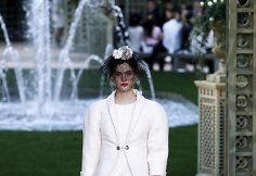 &bdquo;Chanel Haute Couture&ldquo; pavasario ir vasaros kolekcijos modelis 