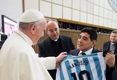 Popiežius Pranci&scaron;kus priima dovaną i&scaron; Diego Maradonos