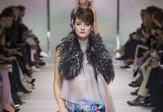 &bdquo;Giorgio Armani Priv&eacute;&ldquo; 2018 m. pavasario ir vasaros auk&scaron;tosios mados kolekcijos modelis