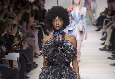 &bdquo;Giorgio Armani Priv&eacute;&ldquo; 2018 m. pavasario ir vasaros auk&scaron;tosios mados kolekcijos modelis