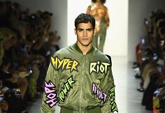 &bdquo;Jeremy Scott&ldquo; 2019 m. pavasario ir vasaros kolekcijos modelis