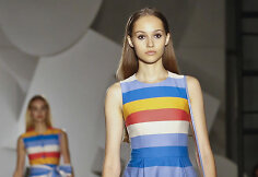 &bdquo;Carolina Herrera&ldquo; 2018 m. pavasario ir vasaros kolekcijos modelis
