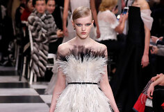 &bdquo;Christian Dior Haute Couture&ldquo; 2018 m. pavasario ir vasaros kolekcijos modelis