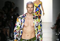 &bdquo;Jeremy Scott&ldquo; 2020 m. pavasario ir vasaros kolekcijos modelis