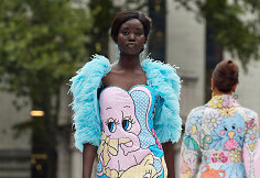 „Moschino“ 2022 m. pavasario ir vasaros kolekcijos modelis