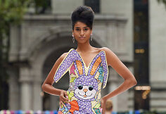 „Moschino“ 2022 m. pavasario ir vasaros kolekcijos modelis