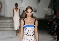 &bdquo;Carolina Herrera&ldquo; 2018 m. pavasario ir vasaros kolekcijos modelis