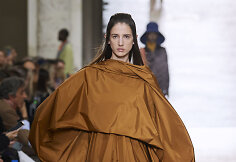 &bdquo;Nina Ricci&ldquo;  2020&ndash;2021 m. rudens ir žiemos kolekcijos modelis