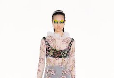 &bdquo;Giambattista Valli&ldquo; 2021&ndash;2022 m. rudens ir žiemos kolekcijos modelis