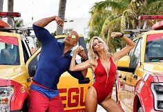 Dwayne'as Johnsonas ir Kelly Rohrbach filme &bdquo;Gelbėtojai&ldquo;