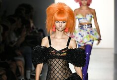 &bdquo;Jeremy Scott&ldquo; 2020 m. pavasario ir vasaros kolekcijos modelis