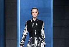 &bdquo;Elie Saab&ldquo; 2021&ndash;2022 m. rudens ir žiemos kolekcijos modelis