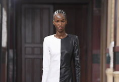 &bdquo;Gabriela Hearst&ldquo; 2021 m. pavasario ir vasaros kolekcijos modelis