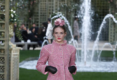 &bdquo;Chanel Haute Couture&ldquo; pavasario ir vasaros kolekcijos modelis 