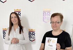 Padėka Vilniaus Barboros Radvilaitės dailės mokytojai Dianai Zviedrienei (de&scaron;inėje)
