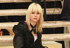 Taylor Momsen &bdquo;Gossip Girl&ldquo; filmavimo aik&scaron;telėje (2009 m.)