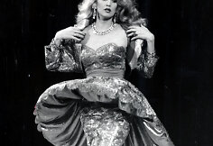 Jerry Hall (1985 m.)