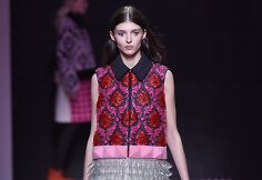 Mary Katrantzou 2015-2016 m. rudens-žiemos kolekcijos modelis