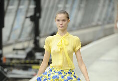 Mary Katrantzou 2011 m. pavasario-vasaros kolekcijos modelis