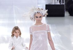 Cara Delevingne vilki &bdquo;Chanel&ldquo; 2014 m. pavasario-vasaros kolekcijos vestuvinę suknelę 