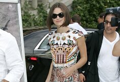 Keira Knightley vilki suknelę i&scaron; Mary Katrantzou kolekcijos
