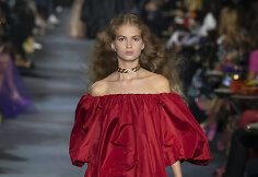 &bdquo;Valentino&ldquo; 2022 m. pavasario ir vasaros kolekcijos modelis