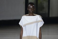 &bdquo;Issey Miyake&ldquo; 2019 m. pavasario ir vasaros kolekcijos modelis