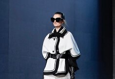&bdquo;Elie Saab&ldquo; 2021&ndash;2022 m. rudens ir žiemos kolekcijos modelis