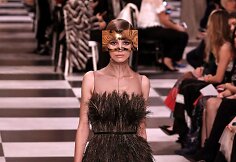 &bdquo;Christian Dior Haute Couture&ldquo; 2018 m. pavasario ir vasaros kolekcijos modelis