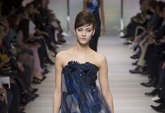 &bdquo;Giorgio Armani Priv&eacute;&ldquo; 2018 m. pavasario ir vasaros auk&scaron;tosios mados kolekcijos modelis