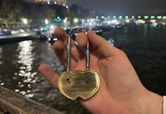 Paryžiuje susižadėjo &bdquo;X faktoriaus&ldquo; dalyvė Gabriela