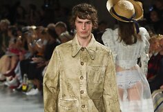 &bdquo;John Galliano&ldquo; 2019 m. pavasario ir vasaros kolekcijos modelis