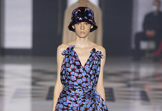 &bdquo;Lanvin&ldquo; 2022 m. pavasario ir vasaros kolekcijos modelis