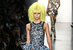 &bdquo;Jeremy Scott&ldquo; 2020 m. pavasario ir vasaros kolekcijos modelis